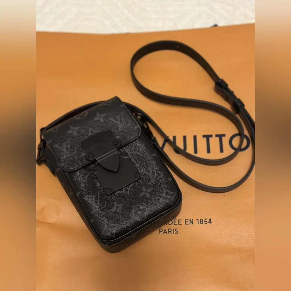 Louis Vuitton Wearable Wallet - Picture 3 of 3
